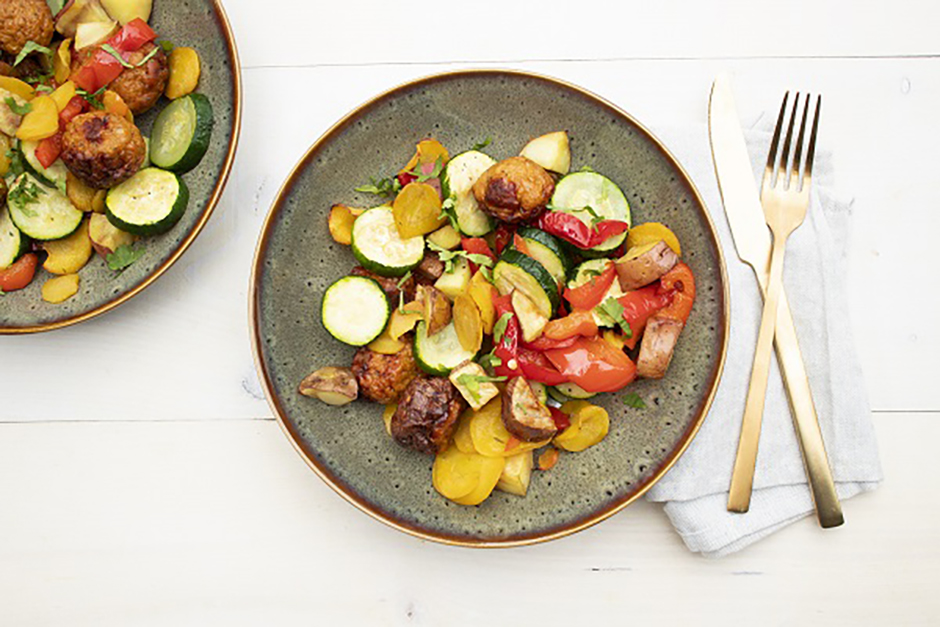 Ovengroenten met kipballetjes uit de oven