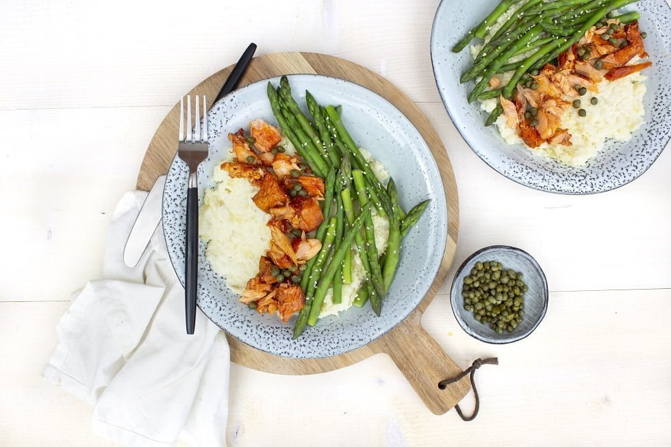 Bloemkoolpuree met zalm en groene aspergetips