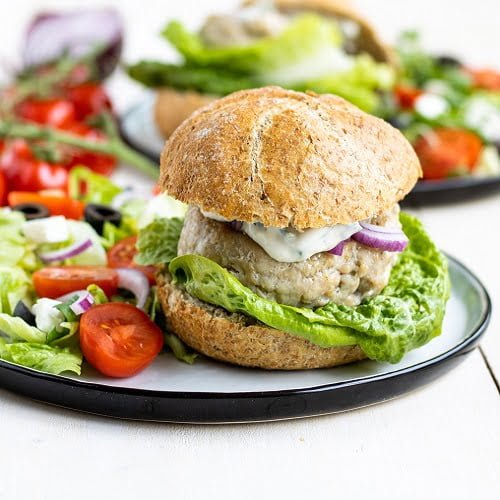 Broodje Griekse kipburger met tzatziki en sla