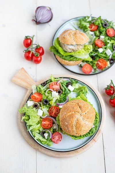 Broodje Griekse kipburger met tzatziki en sla