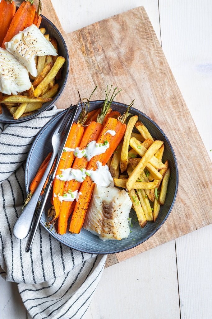Gezonde ovenfriet met wortelen uit de oven en vis