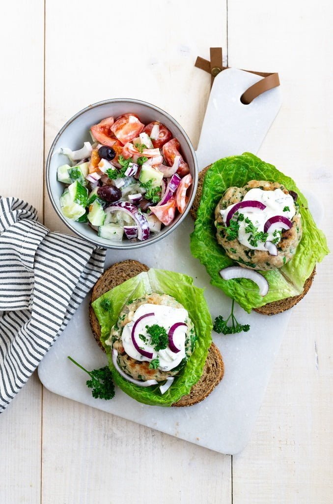 Griekse kipburger met griekse salade