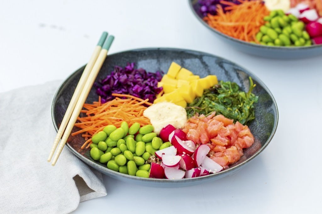 Poke bowl met zalm sojaboontjes en mango